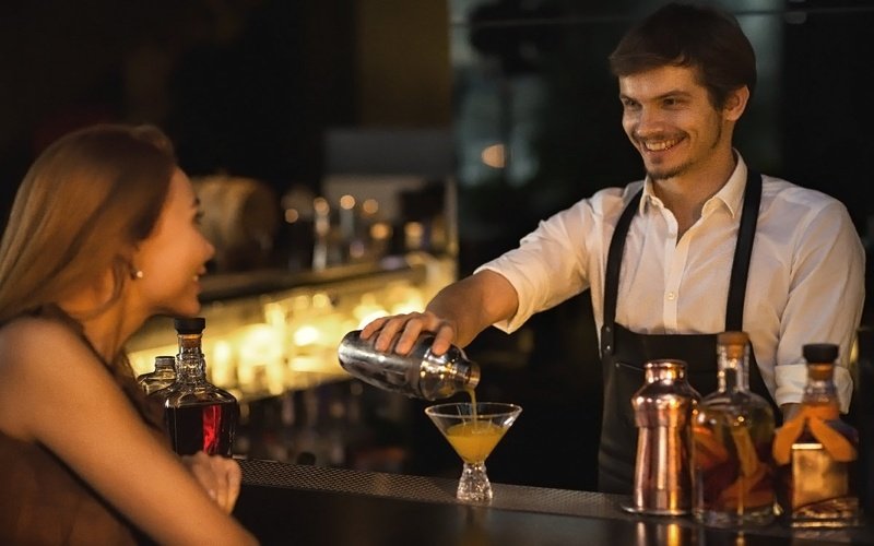 barman-pouring.width-1200 (1)